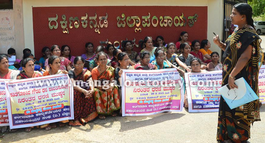 Anganwadi workers demand return of  cut honorarium 2